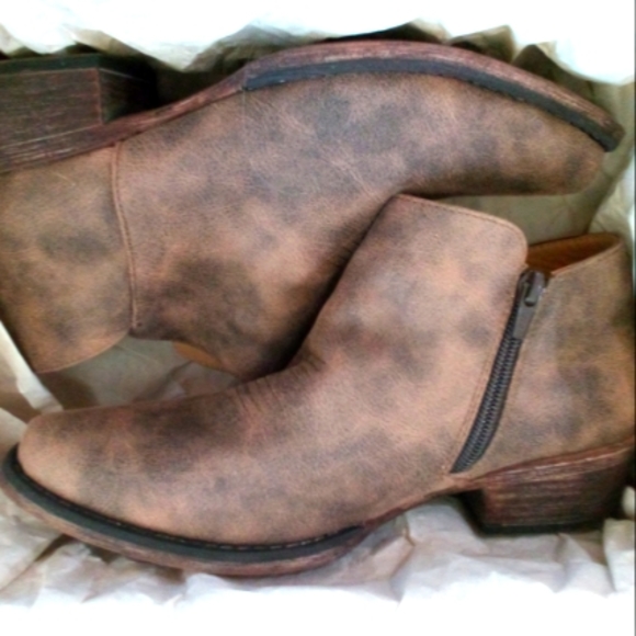 Faux Leather Ankle Boot w/inside zipper Sz 8 - Picture 1 of 3